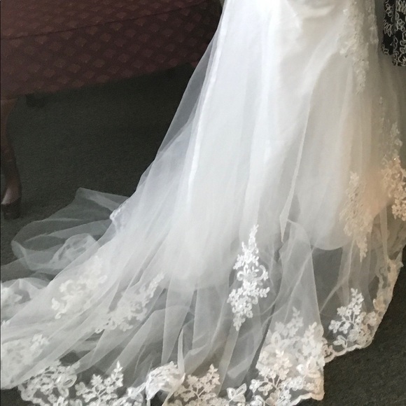 Beautiful wedding dress - Picture 2 of 4